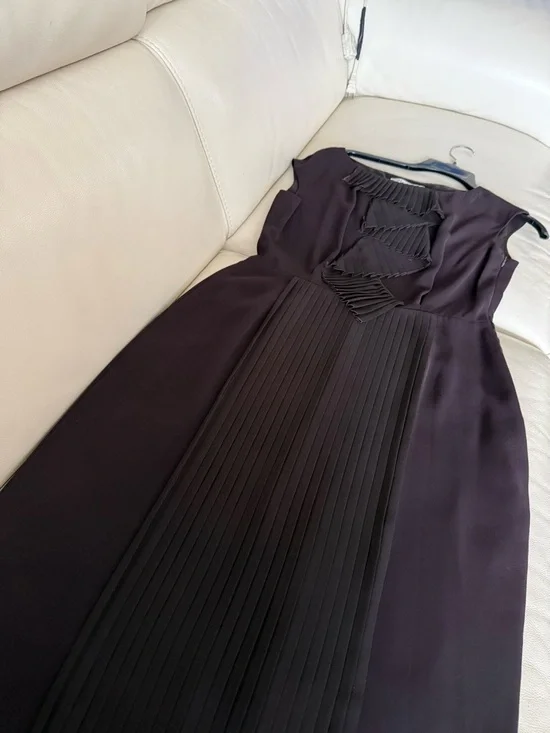 Max Mara Elegant Black Pleated Sheath Dress - Picture 2 of 6